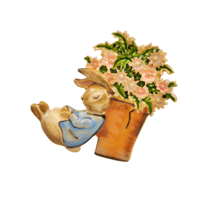 Handemaillierte Fable England Brosche mit Peter Hase, der schlafend an einem herbstlich-braunen Tontopf lehnt, gefüllt mit rosa Blumen und grünen Blättern
