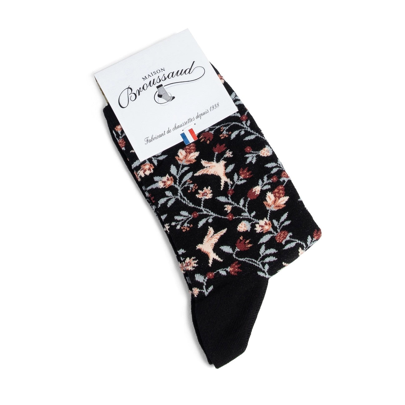 Ein Paar hochwertige schwarze Socken von Maison Broussaud, dekoriert mit Vögeln und floralen Mustern, versehen mit einer weißen Marken-Banderole („Fabricant de chaussettes depuis 1938“).