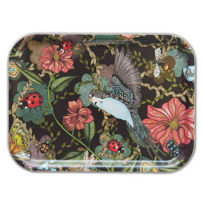 Rechteckiges Nadja Wedin Serviertablett mit schwarzem Hintergrund, einem fliegenden blau-weißen Wellensittich, rosa Blumen und Marienkäfern.