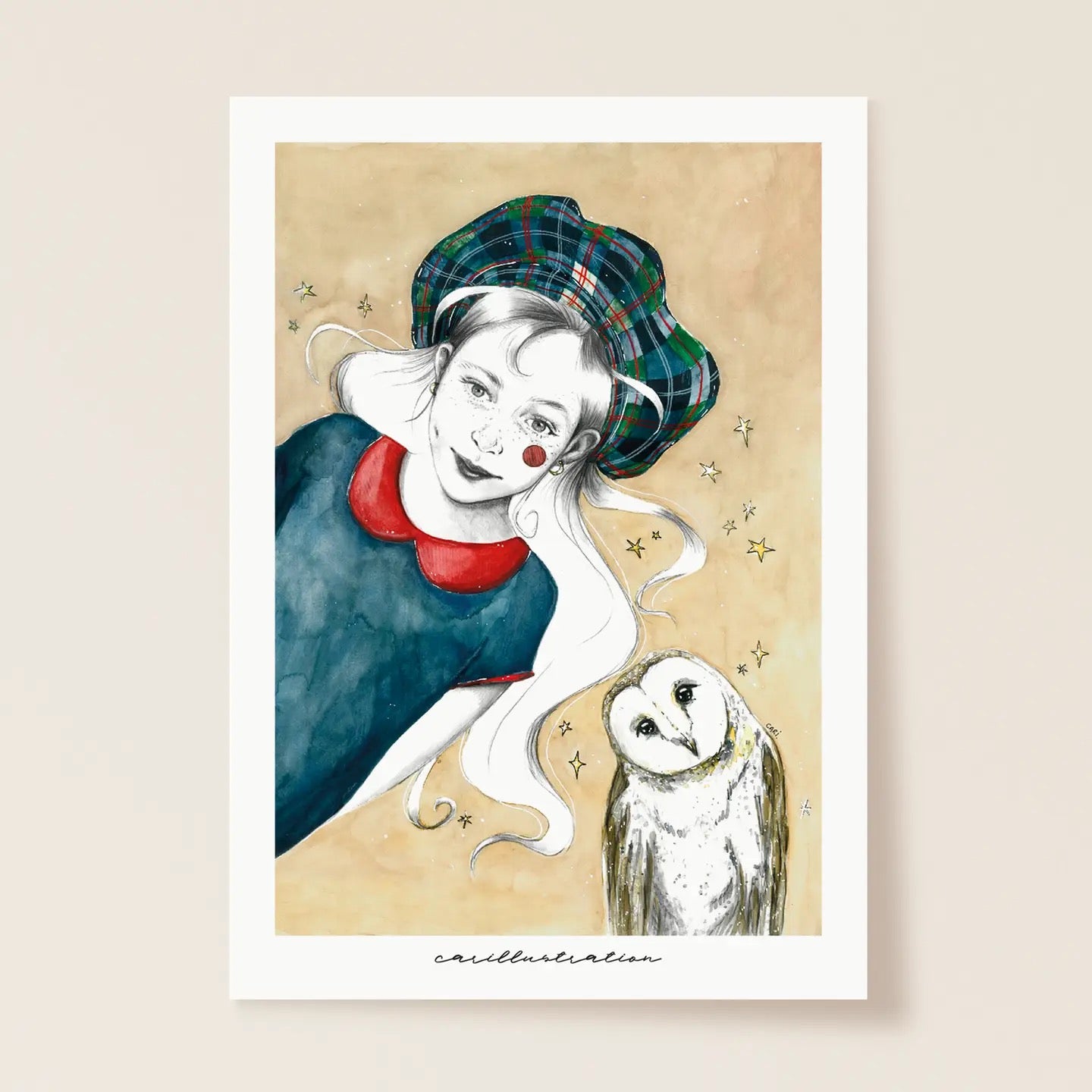 Illustration einer Person mit langem, weißem Haar und kariertem Hut, die sich zu einer Eule mit hellem Gefieder und dunklen Augen neigt, vor beigem Hintergrund mit kleinen Sternen.