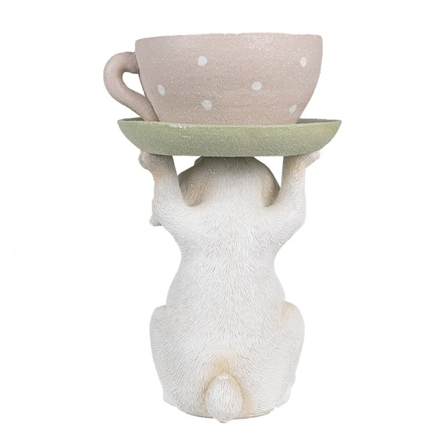 Profilansicht der Hasen-Deko mit Teetasse. Detailreiche Darstellung der Fellstruktur und der aufrechten Haltung der Figur.