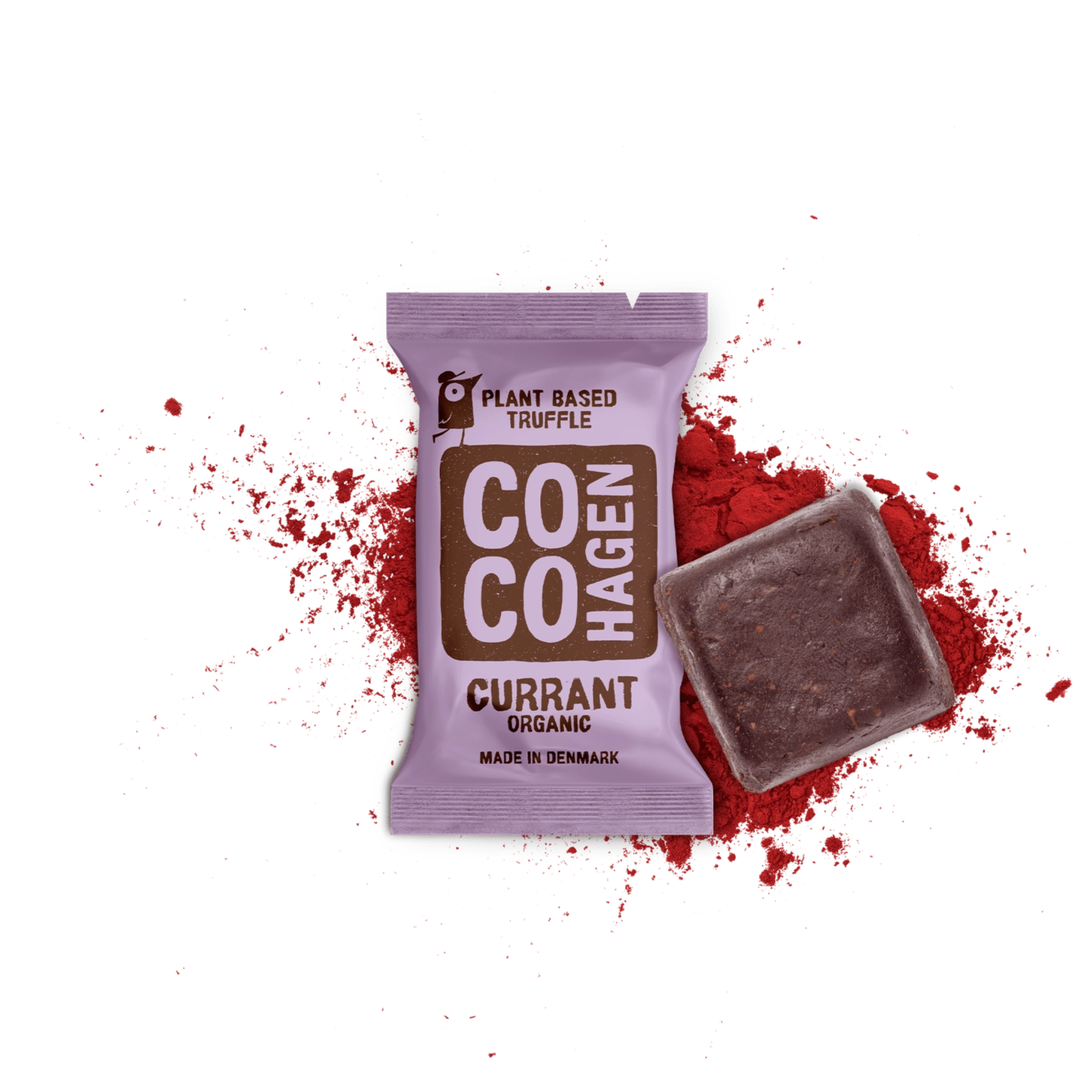 CocoHagen Bio-Johannisbeertrüffel auf pflanzlicher Basis in violetter Verpackung mit rotem Johannisbeerpulver auf weißem Hintergrund, unverpackter dunkler Schokoladentrüffel neben der Verpackung, hergestellt in Dänemark