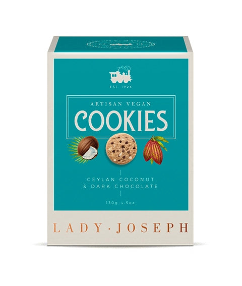 Frontale Produktansicht der Cookie-Verpackung der Marke „Lady Joseph“. Im türkisblauen Zentrum steht in weißer Schrift „ARTISAN VEGAN COOKIES“ sowie darunter „CEYLAN COCONUT & DARK CHOCOLATE 130g“. In der Mitte sind Grafiken einer geöffneten Kokosnuss, eines Cookies und einer Kakaofrucht zu sehen. Der untere cremefarbene Rand trägt den Markenname „LADY JOSEPH“.
