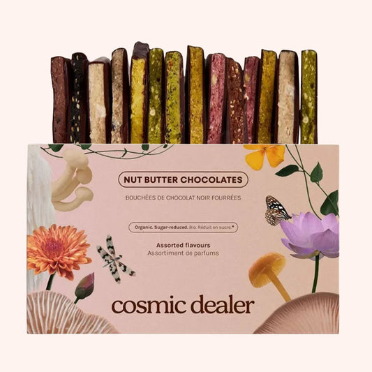 Draufsicht auf die Cosmic Dealer Nut Butter Chocolates Verpackung neben einem Stapel der aufgeschnittenen Nussmus-Schokoladenriegel.