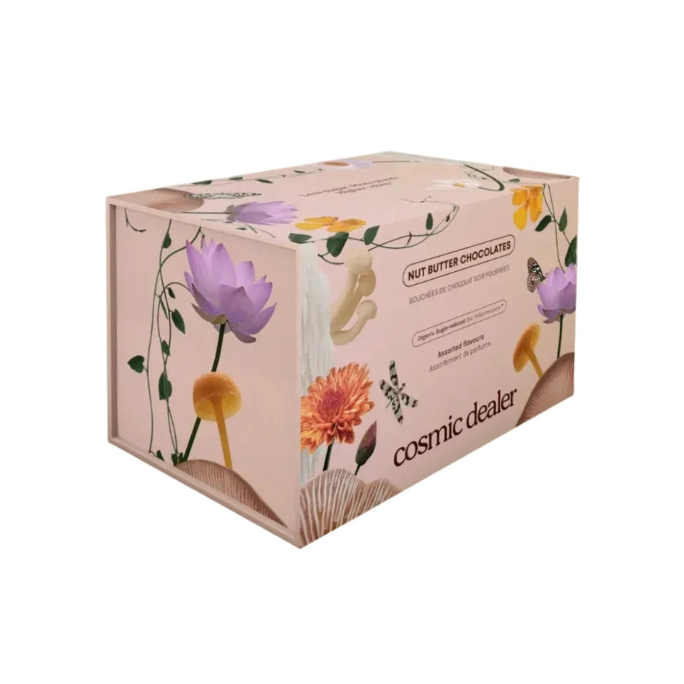 Geschlossene Cosmic Dealer Box aus Karton mit kunstvollem, floralem Design und Markenlogo.