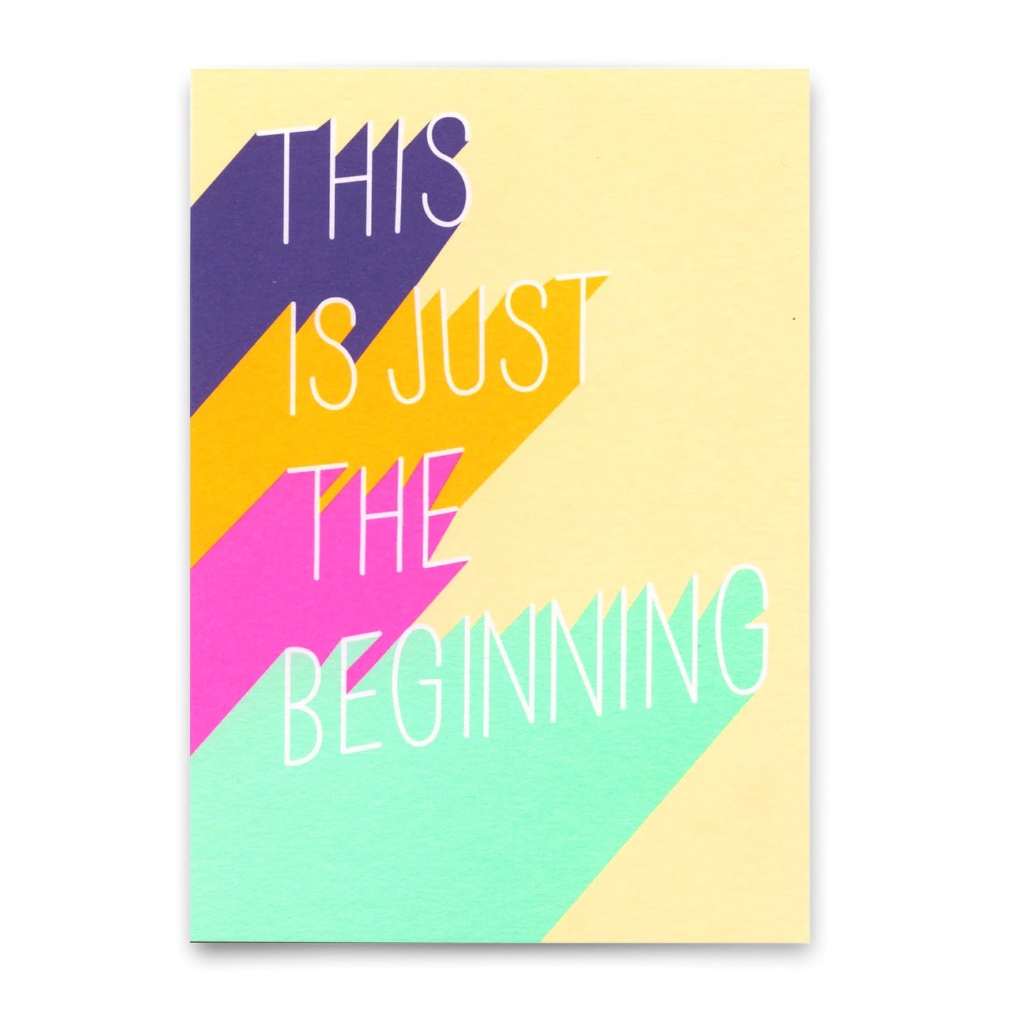 Hellgelbe Postkarte mit dem weißen Schriftzug „THIS IS JUST THE BEGINNING“, unterlegt mit diagonalen, plakativen Schattenwürfen in Lila, Orange, Pink und Mintgrün