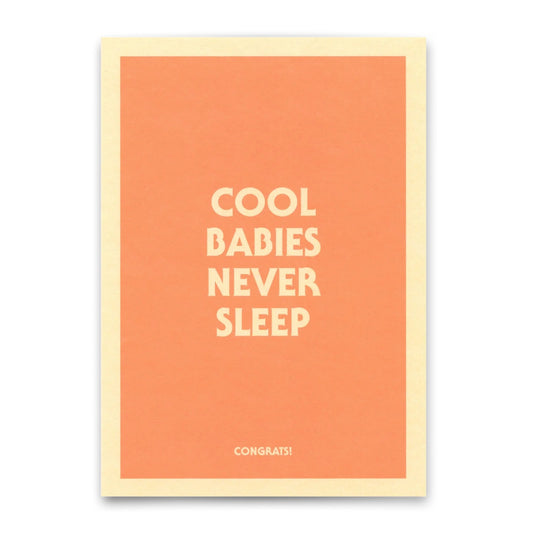 Orangefarbene Karte mit dem Text 'COOL BABIES NEVER SLEEP' und kleinerem Text 'CONGRATS!' am unteren Rand.