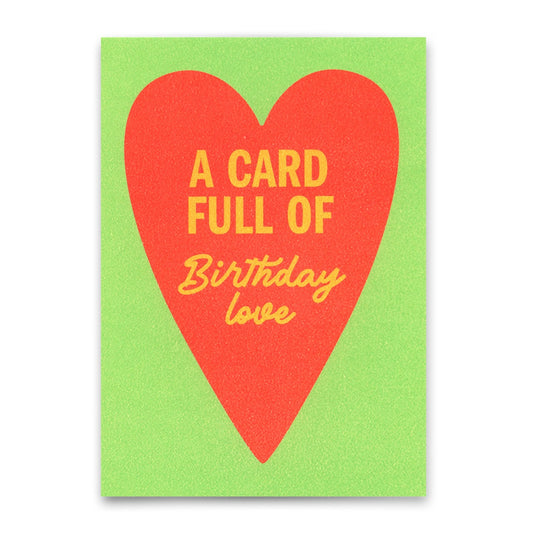Ein großes rotes Herz auf hellgrünem Grund. Im Herzen steht in gelber Schrift: „A CARD FULL OF Birthday love“.