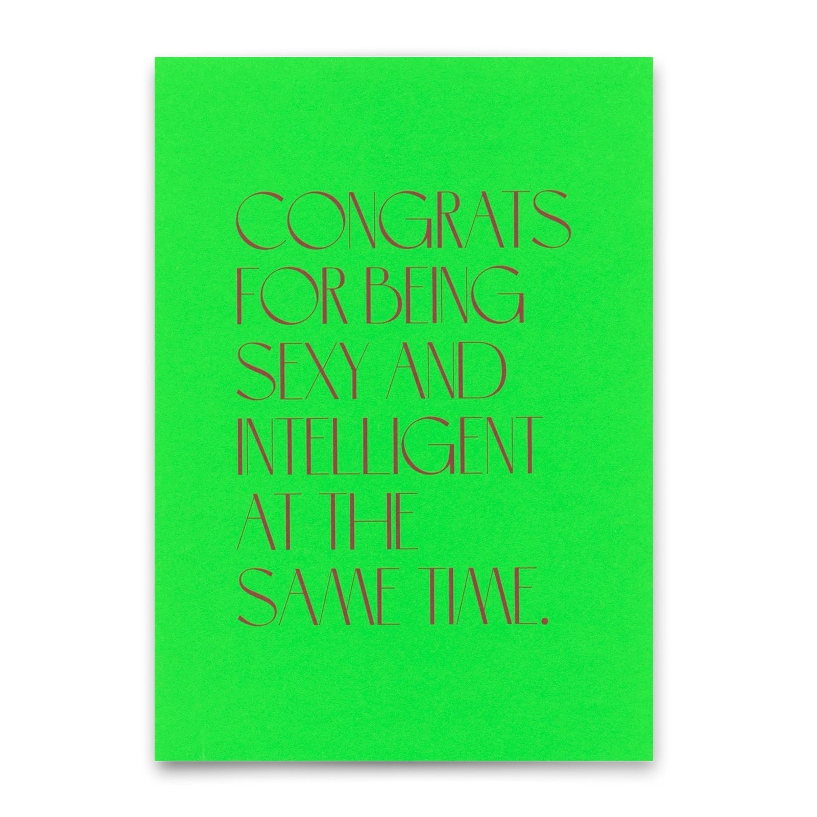 Eine neongrüne Postkarte mit feiner, dunkelroter Serifenschrift: „CONGRATS FOR BEING SEXY AND INTELLIGENT AT THE SAME TIME.