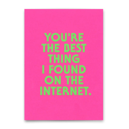 Ein rechteckiges, pinkfarbenes Blatt mit mittig angeordnetem, grünem Text. Die Schrift ist serifenlos und in Großbuchstaben gesetzt. Der Text lautet: 'YOU'RE THE BEST THING I FOUND ON THE INTERNET.'