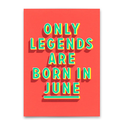 Orangefarbene Fläche mit mittig angeordnetem, großem Schriftzug in gelber Farbe mit grüner Umrandung. Der Text lautet: 'ONLY LEGENDS ARE BORN IN JUNE'. Das Wort 'JUNE' ist unterstrichen. Die Buchstaben werfen einen Schatten nach rechts unten.
