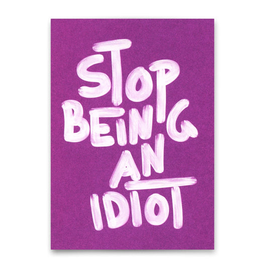 Violette Postkarte mit ausdrucksstarker, weißer Pinsel-Schrift „STOP BEING AN IDIOT“.