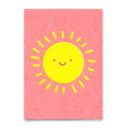 Illustration einer lächelnden gelben Sonne mit kurzen Sonnenstrahlen auf einem strukturierten, lachsfarbenen Hintergrund.