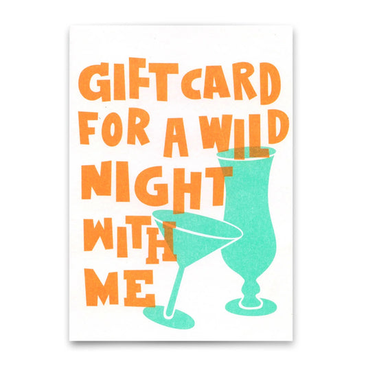 Zwei stilisierte Cocktailgläser in Türkis stehen nebeneinander auf weißem Hintergrund. Darüber ist in großen, orangefarbenen Buchstaben der Text 'GIFT CARD FOR A WILD NIGHT WITH ME' zu lesen.