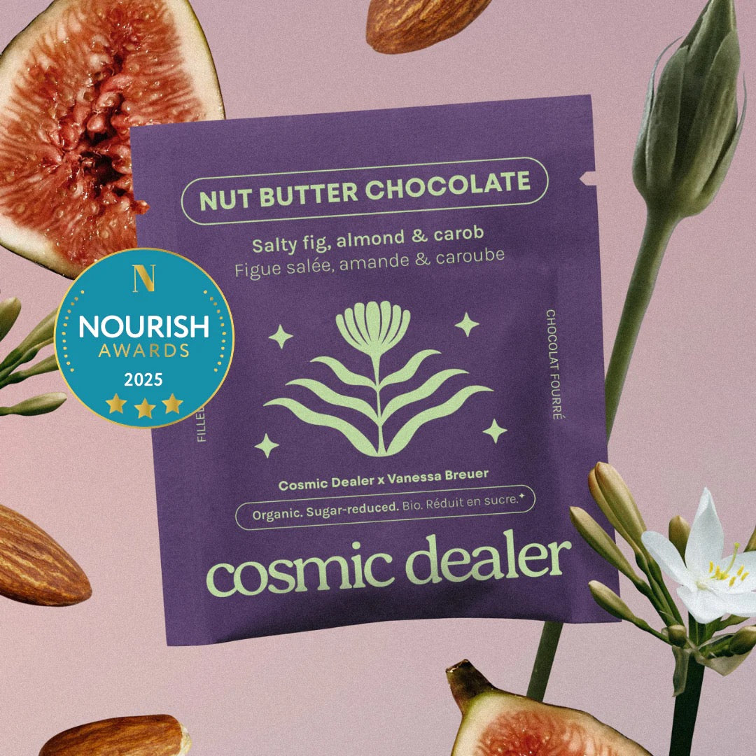 Violette Verpackung der Cosmic Dealer x Vanessa Breuer Schokolade mit Feigen- und Blüten-Illustrationen sowie dem Nourish Award 2025 Siegel.