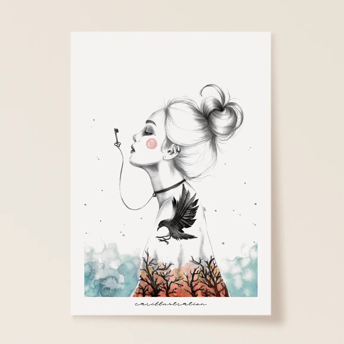 Aquarellzeichnung einer Frau mit hochgestecktem Haar, die einen Schlüssel an einer Schnur im Mund hält, mit einem schwarzen Vogel auf der Schulter und Baum-Silhouetten am unteren Bildrand.