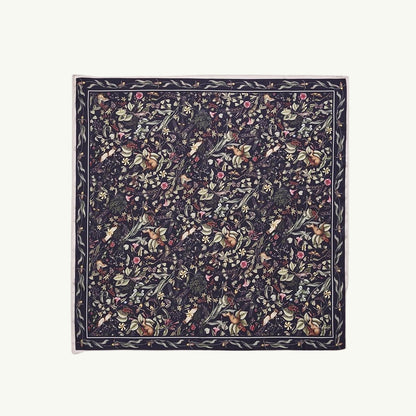 Quadratisches Tuch mit dichtem floralen Muster in gedeckten Farben und schmalem Rahmen mit Blätterornament.