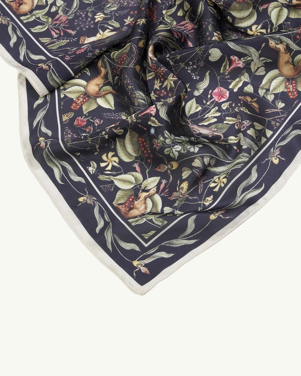Quadratisches Tuch mit dichtem floralen Muster in gedeckten Farben und schmalem Rahmen mit Blätterornament.