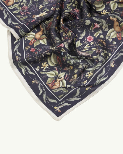 Quadratisches Tuch mit dichtem floralen Muster in gedeckten Farben und schmalem Rahmen mit Blätterornament.