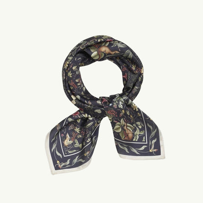 Quadratisches Tuch mit dichtem floralen Muster in gedeckten Farben und schmalem Rahmen mit Blätterornament.