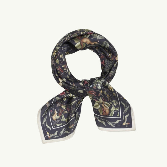 Quadratisches Tuch mit dichtem floralen Muster in gedeckten Farben und schmalem Rahmen mit Blätterornament.