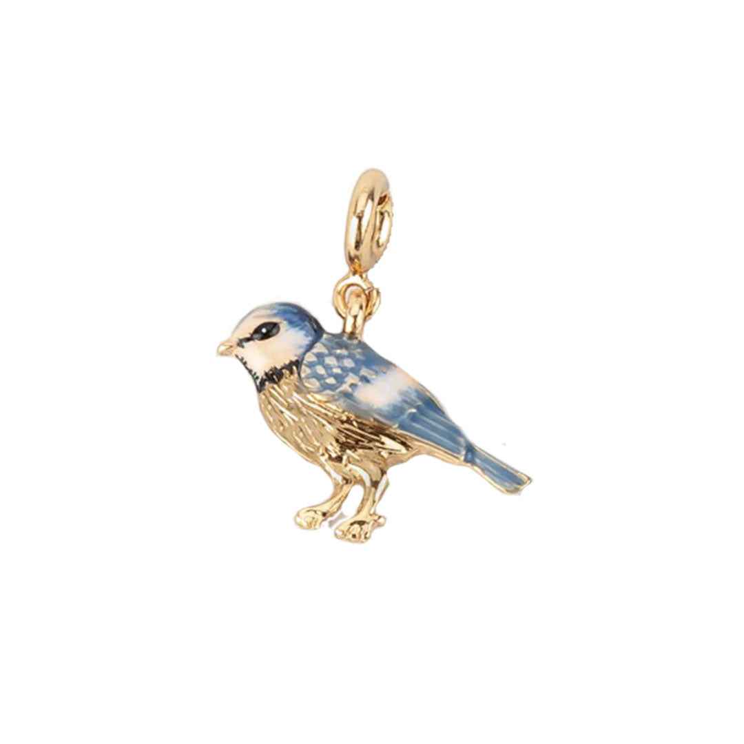 Nahaufnahme eines handbemalten Blaumeisen-Charms von Fable England auf weißem Hintergrund. Der Anhänger zeigt eine kleine Meise mit blau-weißem Emaille-Gefieder und einem goldfarbenen Körper, befestigt an einem goldenen Karabinerverschluss.
