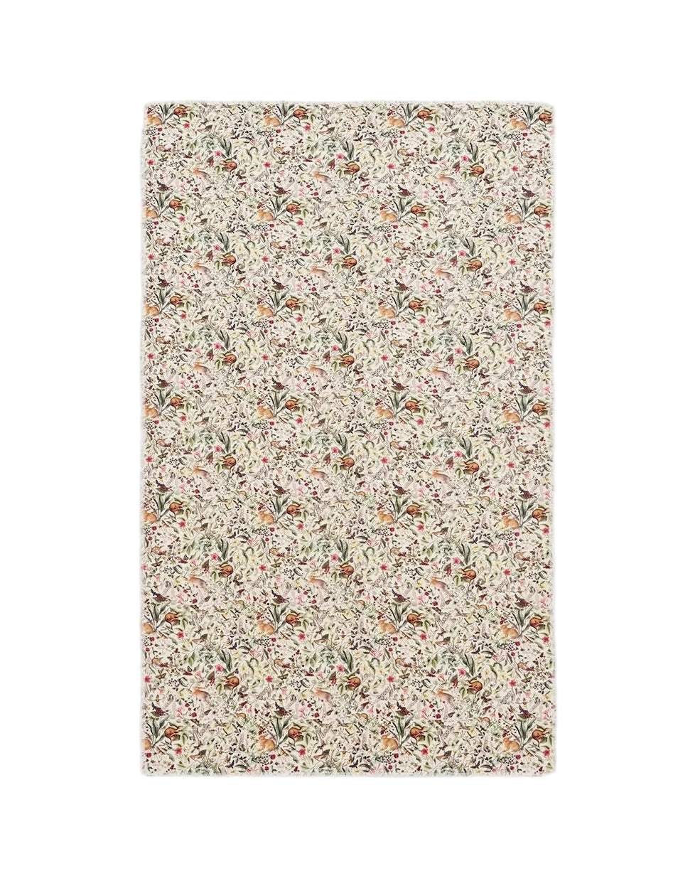 Rechteckiger Fable England Schal flach ausgelegt, zeigt ein allover Motiv mit kleinen hellbraunen Hasen, roten Beeren und Wildblumen auf cremefarbenem Hintergrund.