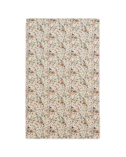 Rechteckiger Fable England Schal flach ausgelegt, zeigt ein allover Motiv mit kleinen hellbraunen Hasen, roten Beeren und Wildblumen auf cremefarbenem Hintergrund.