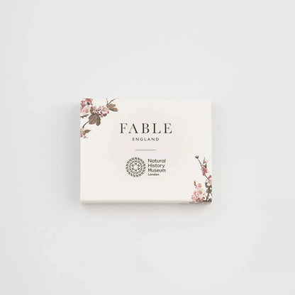 Fable England weiße Geschenkbox mit Blütenmotiv, umgeben von zarten Blumen