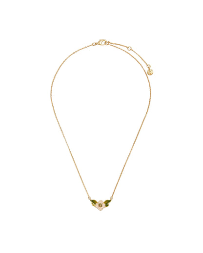 Halskette mit goldfarbener Kette und Anhänger in Form einer Blüte mit zwei Blättern.