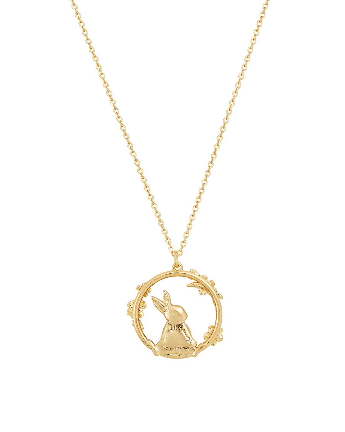 Die Rückseite des Anhängers vor weißem Hintergrund. Die gesamte Rückseite ist in glänzendem Gold gehalten und zeigt die geprägte Silhouette von Peter Hase sowie die Struktur der Blumenranken ohne Emaille-Farbe.