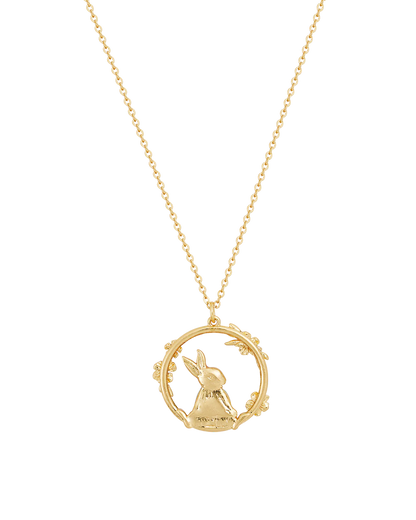 Die Rückseite des Anhängers vor weißem Hintergrund. Die gesamte Rückseite ist in glänzendem Gold gehalten und zeigt die geprägte Silhouette von Peter Hase sowie die Struktur der Blumenranken ohne Emaille-Farbe.