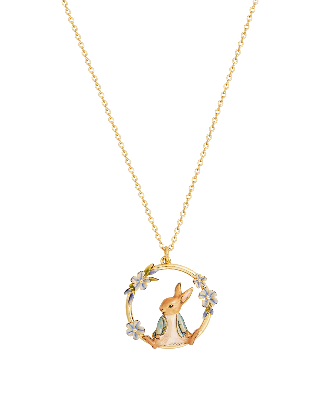 Nahaufnahme des runden Anhängers. Er zeigt eine handbemalte Emaille-Figur von Peter Hase in seiner klassischen blauen Jacke, wie er in einem goldenen Ring sitzt. Der Ring ist mit kleinen, hellblauen Vergissmeinnicht-Blüten und grünen Blättern verziert.