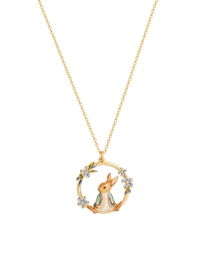 Nahaufnahme des runden Anhängers. Er zeigt eine handbemalte Emaille-Figur von Peter Hase in seiner klassischen blauen Jacke, wie er in einem goldenen Ring sitzt. Der Ring ist mit kleinen, hellblauen Vergissmeinnicht-Blüten und grünen Blättern verziert.