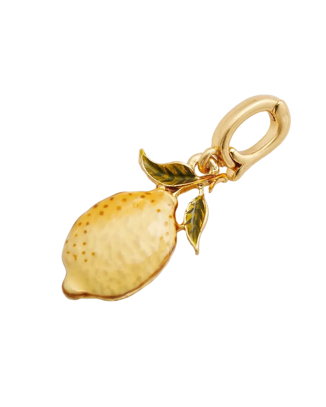 Nahaufnahme eines handbemalten Zitronen-Charms von Fable England in Schrägansicht. Der gelbe Emaille-Körper und die grünen Blätter sind an einem goldenen Karabiner befestigt.