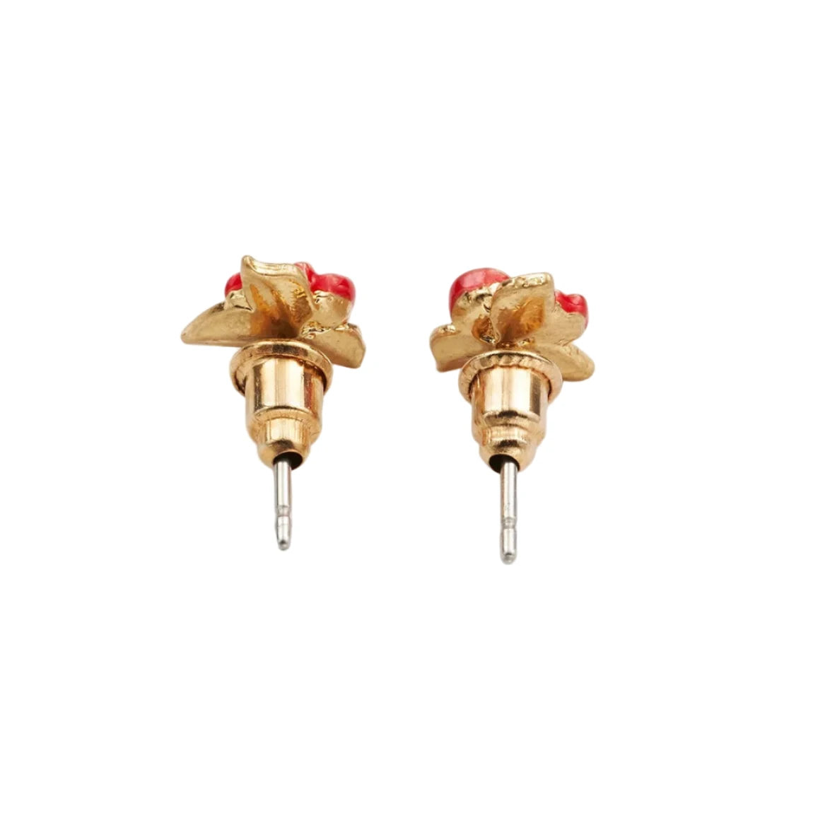 Paar Ohrstecker in Form roter Rosen mit goldfarbenen Blättern von oben.
