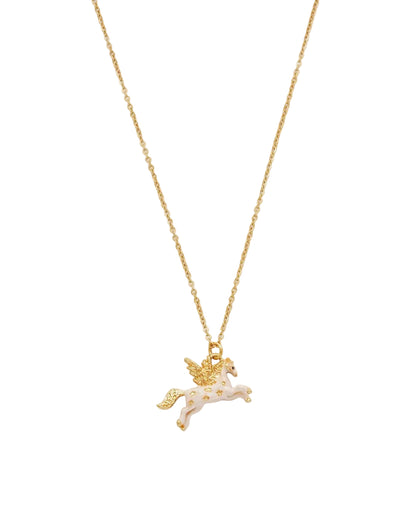 Nahaufnahme einer goldfarbenen Halskette auf weißem Hintergrund mit einem Pegasus-Anhänger in fliegender Pose.
