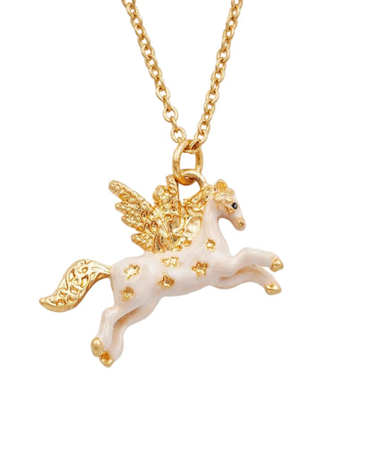 Detailreiche Makroaufnahme des Pegasus-Anhängers. Sichtbar sind die handbemalte cremeweiße Emaille, die eingeprägten goldenen Sterne und die fein strukturierten goldenen Flügel.