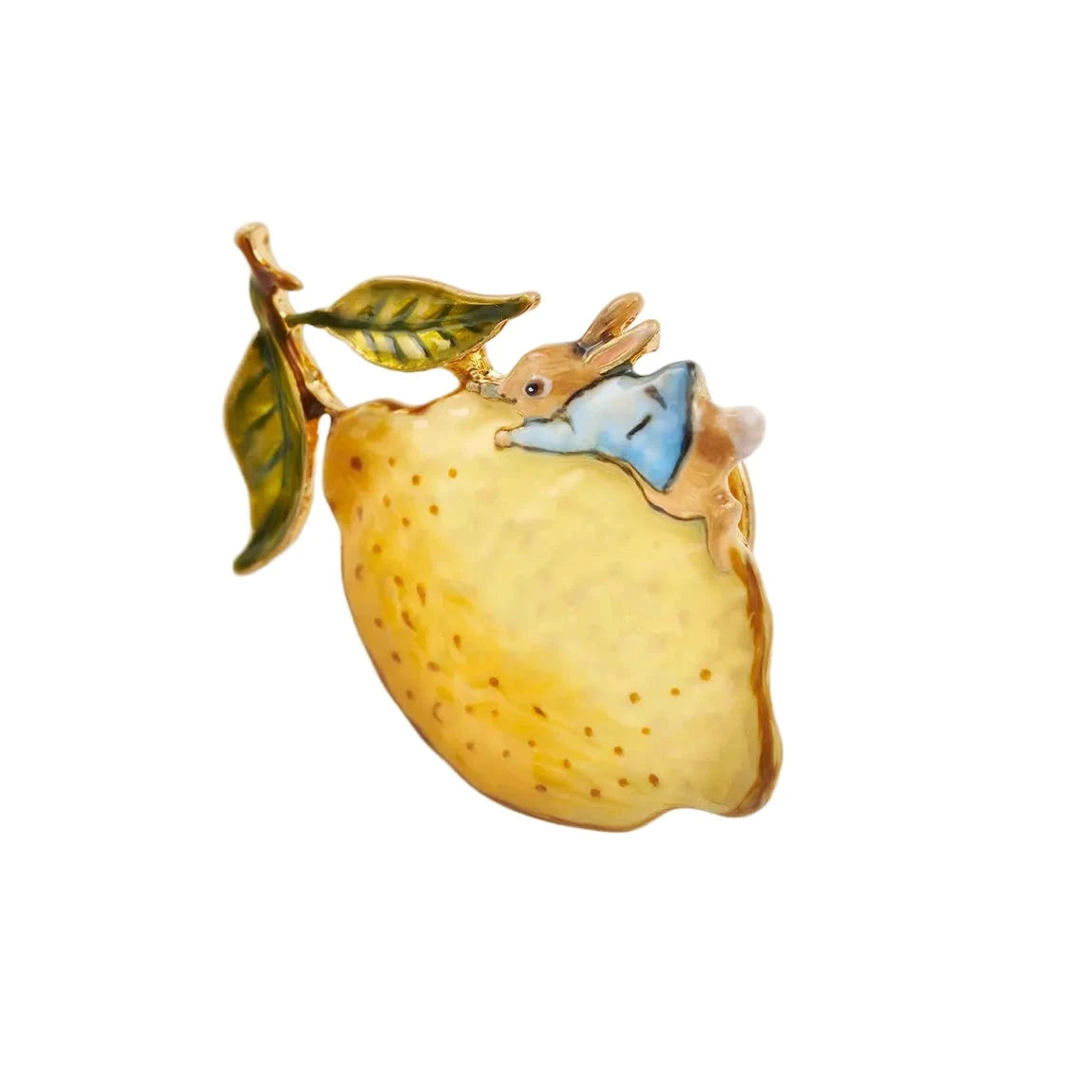 Brosche in Form einer Zitrone mit grünem Blatt und kleinem Hasen in blauem Kleid, der an der Frucht hängt.