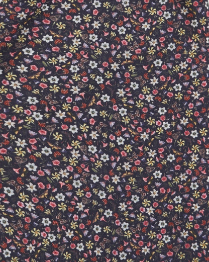 Dunklerblauer Schal mit kleinen, bunten Blumenmuster.