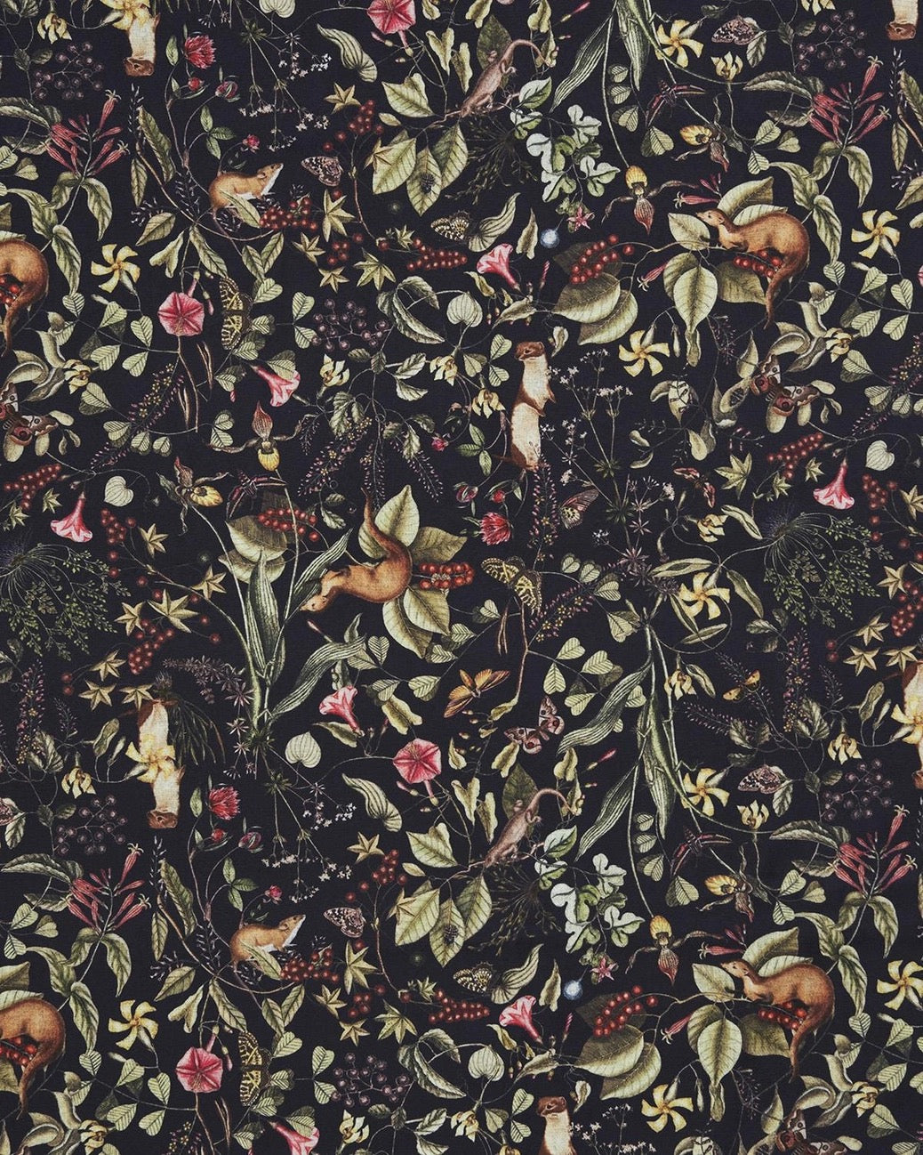 Nahaufnahme eines Textilmusters von Fable England auf dunklem Grund. Das Muster zeigt detaillierte, naturgetreue Illustrationen von Wieseln, Waldmäusen, Schmetterlingen, roten Beeren und verschiedenen Wildblumen wie Orchideen und Winden.