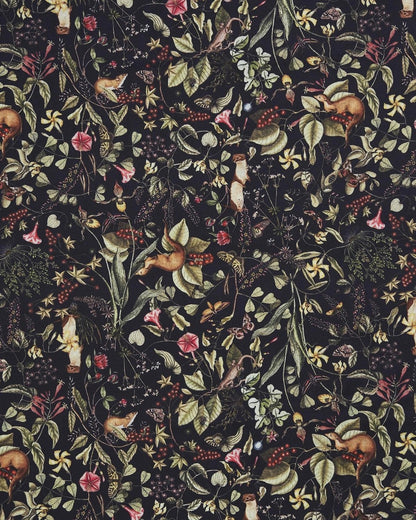 Nahaufnahme eines Textilmusters von Fable England auf dunklem Grund. Das Muster zeigt detaillierte, naturgetreue Illustrationen von Wieseln, Waldmäusen, Schmetterlingen, roten Beeren und verschiedenen Wildblumen wie Orchideen und Winden.