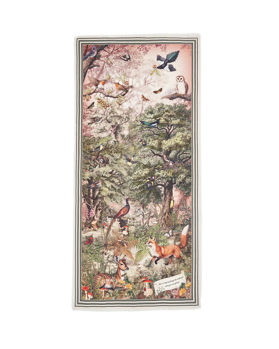 Der rechteckige Fable England Schal flach ausgelegt, zeigt das vollständige, detailreiche Waldmotiv mit Fuchs, Rehkitz, Eule, Fasan, Fliegenpilzen und dem inspirierenden Zitat.