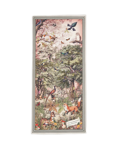 Der rechteckige Fable England Schal flach ausgelegt, zeigt das vollständige, detailreiche Waldmotiv mit Fuchs, Rehkitz, Eule, Fasan, Fliegenpilzen und dem inspirierenden Zitat.