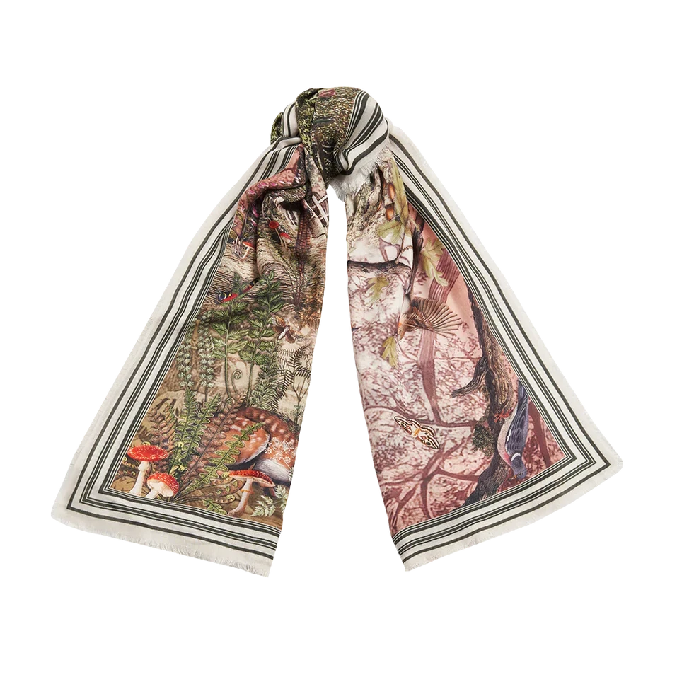 Rechteckiger Fable England Schal, kunstvoll drapiert, zeigt ein detailliertes Waldmotiv mit Rehkitz, Fuchs, Eule und Vögeln auf rosa-grünem Hintergrund, umrahmt von einer gestreiften Bordüre.