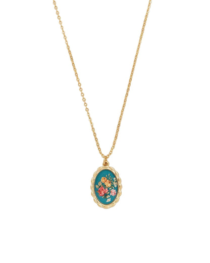 Goldfarbene Halskette mit ovalem Anhänger, der ein Blumenmuster auf blauem Hintergrund zeigt.