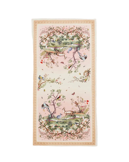 Gesamtes Design des Fable England Schals „Enchanted Garden“ mit Rehen, Dodos, Tukanen und Magnolien auf einem rosa-cremefarbenen Farbverlauf.