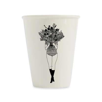 helen b Porzellanbecher mit Illustration einer Frau hinter einem großen Blumenstrauß