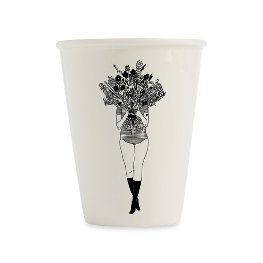 helen b Porzellanbecher mit Illustration einer Frau hinter einem großen Blumenstrauß