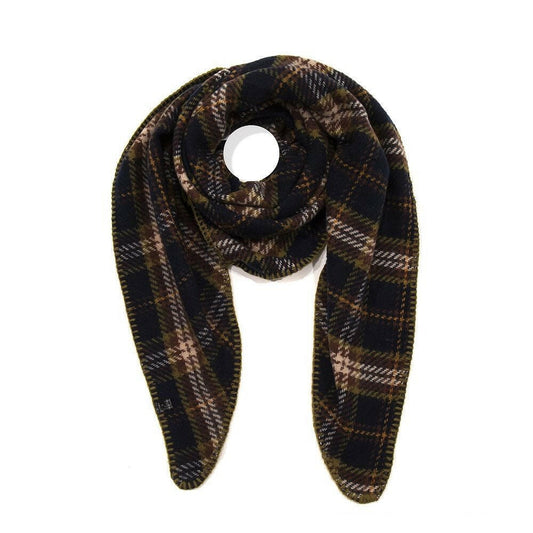 Dunkelblauer Dreieckschal mit braunem Karo-Muster, elegant drapiert auf weißem Hintergrund